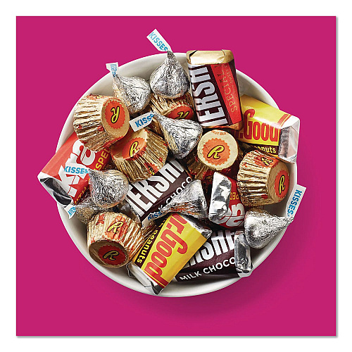 Hershey's Milk Chocolate Candy Mini Assortment, 32.9 oz Bag, 122 Individually Wrapped Chocolates (22002588)