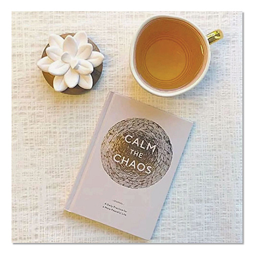 Chronicle Books Guided Journal: Calm the Chaos - A Daily Practice for a More Peaceful Life, White/Gold Cover, (72) 7 x 5 Sheets (978145216995)