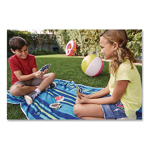 Mattel UNO Splash Card Game, 108 Waterproof Cards with Take-Along Clip, Ages 7 and Up (DHW42)
