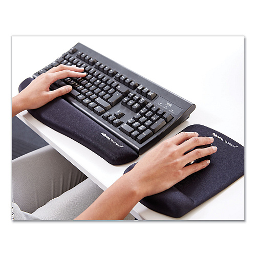 Fellowes PlushTouch Mouse Pad with Wrist Rest, 7.25 x 9.37, Black (9252001)
